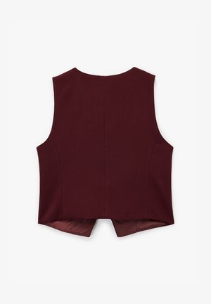 Gilet senza maniche color bordeaux con una superficie liscia, scollatura rotonda e spacco posteriore per facilitare i movimenti. Design semplice e sartoriale.