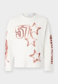 Maglione bianco a coste con design sprayati rossi, tra cui il numero "57" e forme di stelle, con scollatura rotonda e lunghezza cropped.