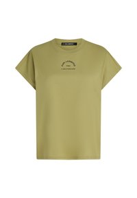 Maslinasto zeleni pamučni T-shirt s širokim krojem, kratkim rukavima, okruglim izrezom i crnim ispisanim logotipom na prednjoj strani. Glatka tekstura.