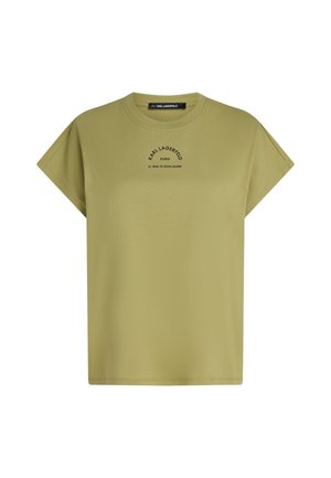 Camiseta de algodón color verde olivo con un corte holgado, mangas cortas, cuello redondo y texto de logo impreso en negro en la parte delantera. Textura suave.