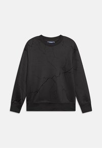 Czarny sweter typu crewneck z subtelnym wzorem skórzanym i długimi rękawami, zaprezentowany na jednolitym jasnym tle.