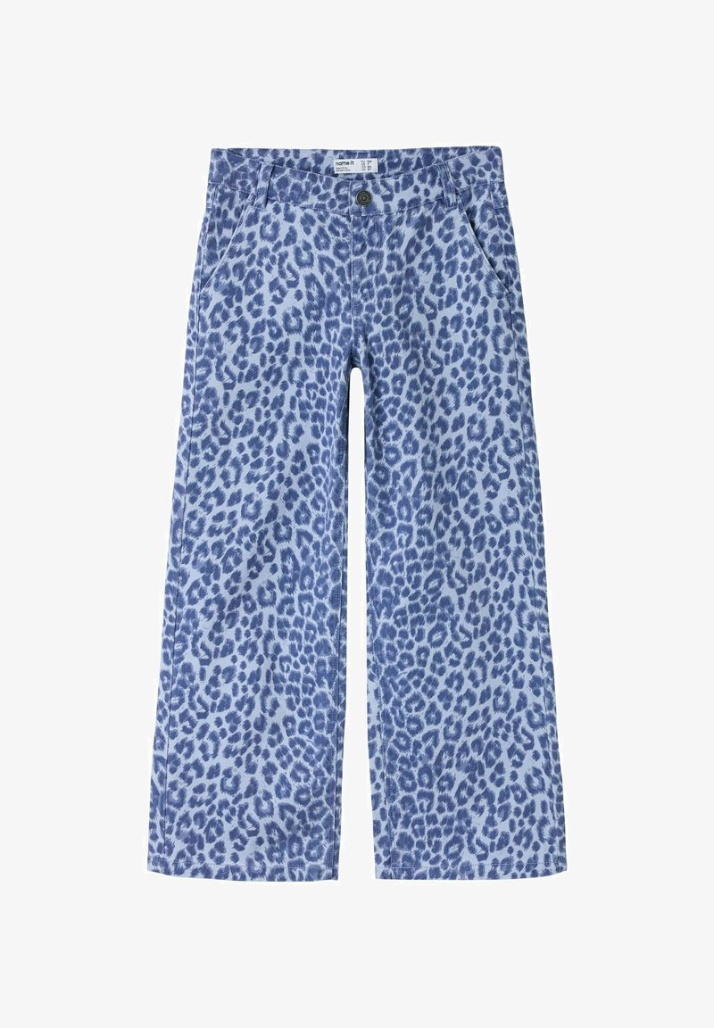 Pantalon à jambes larges bleu clair avec un motif léopard en bleu plus foncé. Comprend des poches avant et une fermeture boutonnée à la taille.