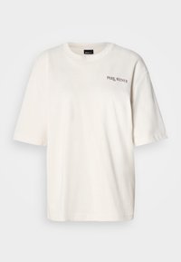 Camiseta de cuello redondo de manga corta blanca con el texto "PARK AVENUE" impreso en marrón en la parte superior izquierda del pecho.