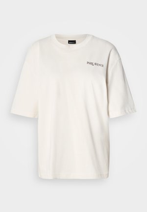 Bijela kratko rukava majica s okruglim izrezom na kojoj je na gornjem lijevom dijelu prsnog koša ispisan natpis "PARK AVENUE" smeđe boje.