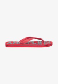 Tongs rouges avec le logo "Superdry" en gris, équipées de straps texturés et d'une semelle rainurée pour l'adhérence. Design plat avec une large semelle.