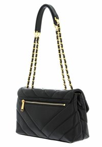 Sac à main en cuir matelassé noir avec une poche zippée. Doté de deux anses en chaîne dorée et d'une forme rectangulaire structurée.