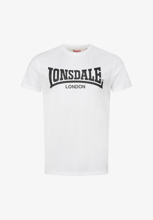 Valkoinen puuvillapaita, jossa on rohkealla mustalla kirjoituksella sanat "LONSDALE" ja "LONDON" rinnan alueella. Lyhyet hihat ja pyöreä kaula-aukko.