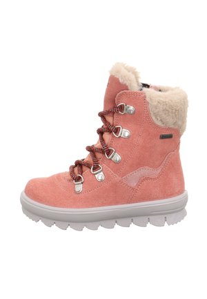 Pinke Wildleder-Stiefelette mit Kunstfellfutter, mehrfarbigen Schnürsenkeln, silbernem Metall und einer strukturierten weißen Gummisohle.