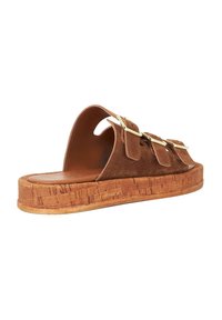 Bruine suède instapsandalen met drie verstelbare banden, gouden gespen en een kurken zool. Open achterkant voor gemakkelijk aan- en uittrekken.