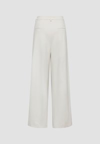 Weite Hose aus cremefarbenem Stoff, mit hoher Taille, zwei Gesäßtaschen und glatter Textur. Schlichtes, sauberes Design ohne Muster.