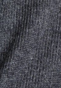 Tissu en laine tricotée gris foncé et noire avec une texture côtelée montrant des motifs de points verticaux et horizontaux.