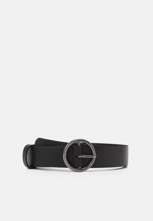 Ceinture en cuir noir avec boucle ronde en métal et une seule boucle, posée à plat sur un fond blanc.