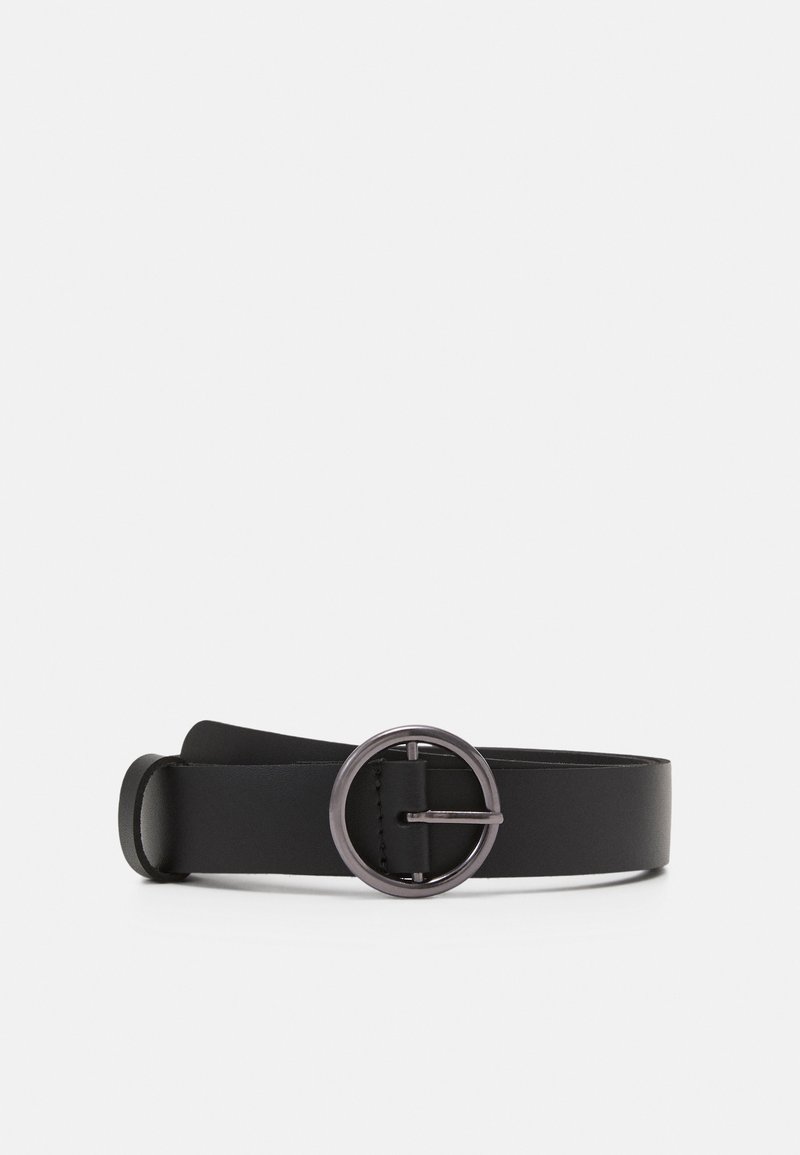 Ceinture en cuir noir avec boucle ronde en métal et une seule boucle, posée à plat sur un fond blanc.