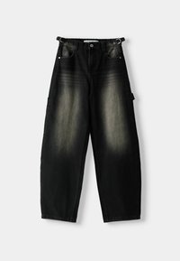 Czarne dżinsowe spodnie cargo o luźnym kroju, z przednimi kieszeniami, wysokim stanem i wyblakłą teksturą. Zawierają regulowane szlufki na pasek oraz boczną kieszeń na klapkę.