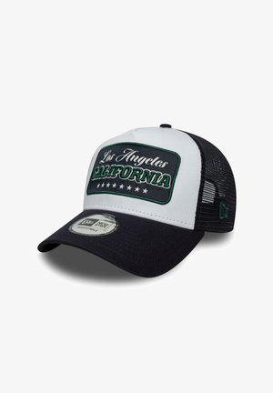 Schwarz-weiße Trucker-Cap mit grüner Stickerei. Mit der Aufschrift "Los Angeles CALIFORNIA" und fünf Sternen. Verstellbarer Riemen auf der Rückseite.