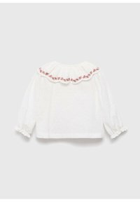 Bluză albă, texturată, cu mâneci lungi tip balon și guler fronsat, având broderie florală roz de-a lungul marginii.