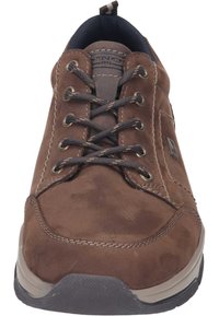 Sneaker in suede marrone con punta rotonda, occhielli metallici, cuciture a contrasto e suola imbottita, con un rivestimento in tessuto scuro per il colletto.