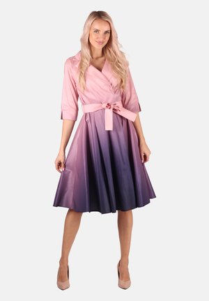 Rosa- und lila-farbverlaufendes Wickelkleid mit halben Ärmeln, einem gebundenen Gürtel in der Taille und einem ausgestellten Rock. Glatte, glänzende Textur.