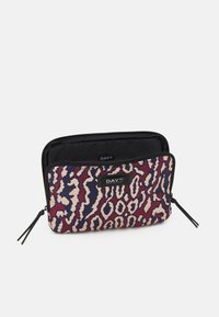 Zachte laptopsleeve met een open rits, voorzien van een abstract dierlijk patroon in rood, marineblauw en beige, en een 'DAY ET' merklabel aan de voorkant.