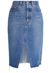 Denimkjol i ljusblått med figurnära passform, knä-lång klippning, framsprund, slitna kanter och kopparfärgad hårdvara på fickorna och midjebandet.