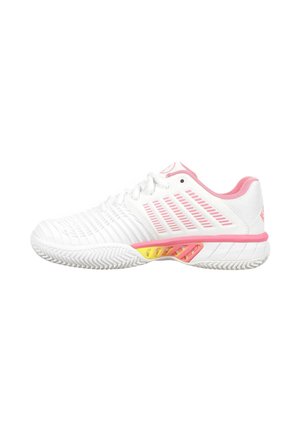 Witte sportschoen met roze en gele accenten, gestructureerde zool, vetersluiting en ademende zijpanelen, weergegeven vanuit een zijaanzicht.