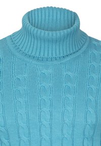 Jersey de cuello alto de punto azul claro que presenta un patrón de cable texturizado, puños acanalados y un cuello para mayor calidez y estilo.