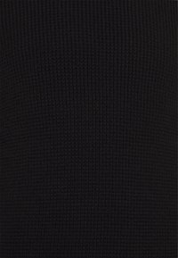 Schwarzer gerippter Strickstoff mit einer strukturierten Oberfläche und erheblichem Gewicht. Das Muster besteht aus gleichmäßig verteilten horizontalen Linien.