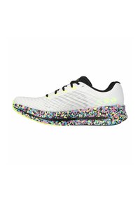 Zapatilla de running blanca con parte superior de malla texturizada, acentos negros y una mediasuela salpicada de colores con patrones rosas, amarillos y azules.