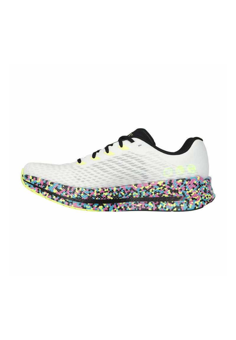 Zapatilla de running blanca con parte superior de malla texturizada, acentos negros y una mediasuela salpicada de colores con patrones rosas, amarillos y azules.