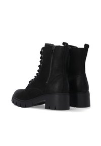 Zwarte enkelboots met een combinatie van textuurleer en zachte suede. Vetersluiting aan de voorkant met ritssluiting, stevige hak en robuuste zool.