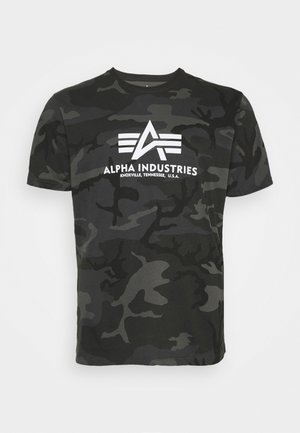 T-shirt w kamuflażu czarno-szarym wykonany z bawełny. Posiada okrągły dekolt oraz białe logo z nadrukiem z tekstem "ALPHA INDUSTRIES."