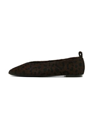 Ballet flat con stampa leopardata marrone, dalla texture morbida, forma a punta e piccolo dettaglio con asola sul retro. Presenta una suola nera piatta.