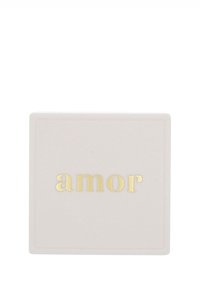 Scatola per gioielli quadrata in velluto rosa chiaro con lettering dorato "amor" impresso al centro della parte superiore.