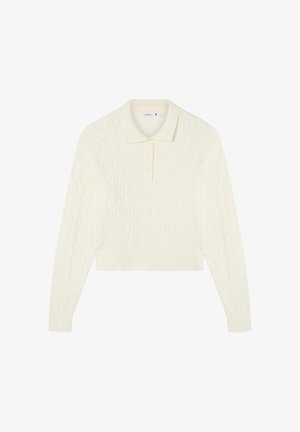 Maglione bianco tagliato, con un design a trecce, dotato di colletto e patta con tre bottoni, maniche a coste e orlo. Texture morbida.