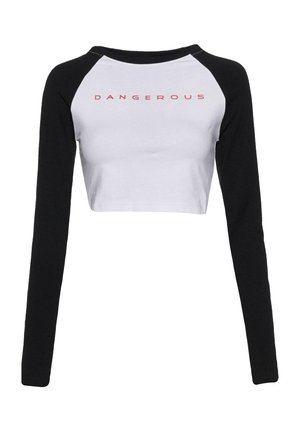 Bavlnený crop top s dlhými čiernymi rukávmi a bielym telom. Na hrudi má nápis "DANGEROUS" vytlačený červenou farbou.
