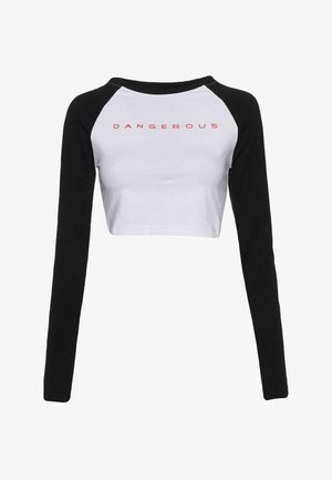 Pamut crop top hosszú fekete ujjakkal és fehér testtel. A mellkason piros betűkkel a "VESZÉLYES" szó olvasható.