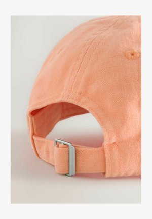 Șapcă de baseball reglabilă din material moale de culoare portocaliu deschis; dispune de o cataramă metalică pentru ajustarea mărimii, cusături texturate și cozoroc curbat.