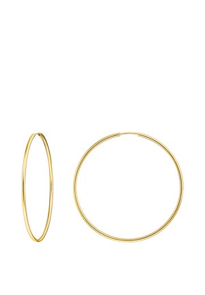 Dünne, polierte goldene Creolen, von der Seite und von vorne auf weißem Hintergrund gezeigt.