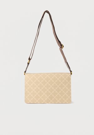 Bolso bandolera rectangular beige con un sutil patrón de diamantes y correa ajustable marrón con herrajes dorados.