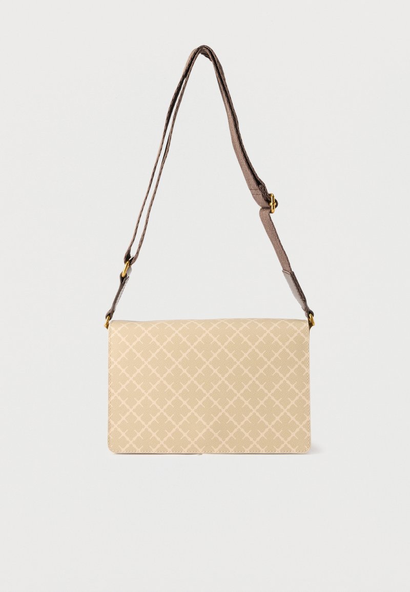 Μπεζ ορθογώνιο τσάντα ώμου με διακριτικό διαμάντι μοτίβο και ρυθμιζόμενο καφέ λουρί με χρυσά μεταλλικά στοιχεία.