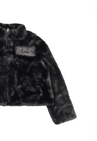 Giacca in pelliccia sintetica nera con una texture morbida, design corto e una tasca sul petto di tessuto liscio sul lato sinistro.