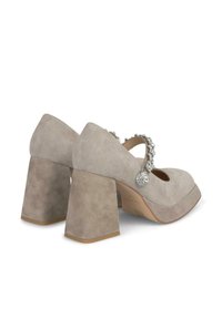 Pantofi cu toc din suede bej, cu vârf rotund, toc gros și embellisment cu mărgele argintii pe curea.