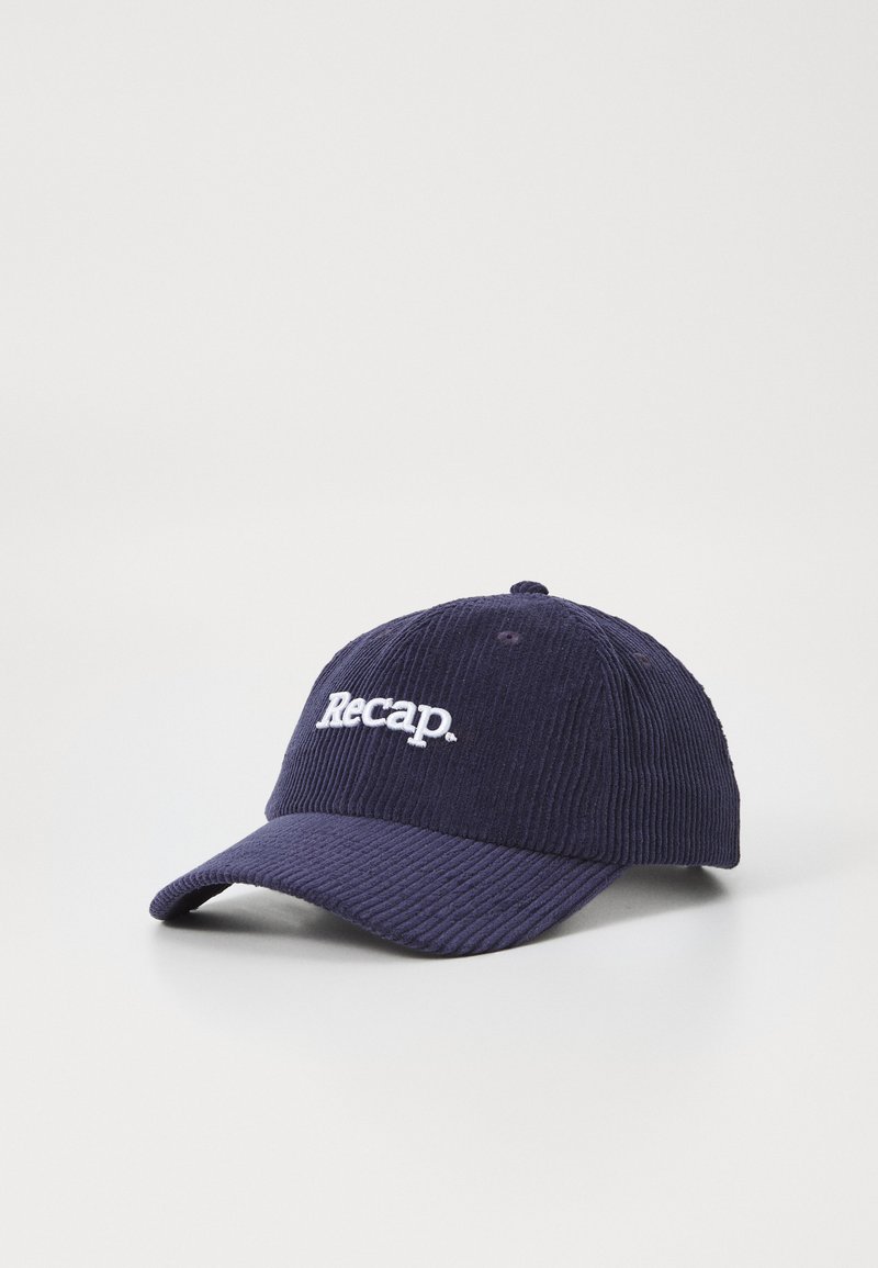 Casquette en velours côtelé marine avec une visière courbée et un logo "Recap." brodé à l'avant. Tissu texturé avec une couronne arrondie.
