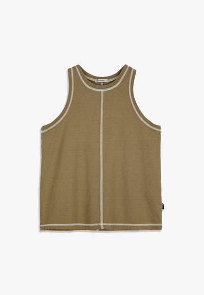 Bezrukávový olivovo zelený top s bielym kontrastným prešívaním pozdĺž okrajov a stredu, s okrúhlym výstrihom.