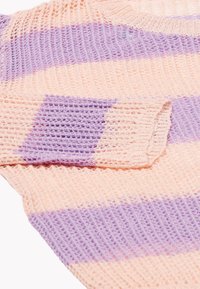 Maglione a maglia con righe rosa e lavanda, caratterizzato da una trama testurizzata e un classico scollo a giro con polsini ripiegati.