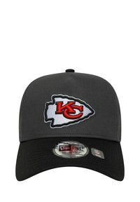 Grauem Hut mit schwarzem Schirm, auf der Vorderseite mit einem rot-weißen gestickten Logo der Kansas City Chiefs versehen. Verstellbarer Riemen hinten.