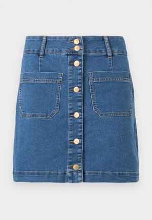 Mini-jupe en denim avec boutons métalliques à l'avant, deux grandes poches carrées avant, passants pour ceinture et surpiqûres contrastées orange.