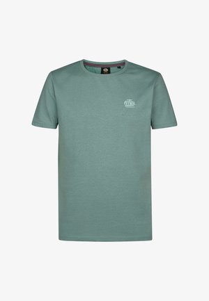 Zielony bawełniany t-shirt z okrągłym dekoltem, krótkimi rękawami i małym nadrukiem logo po lewej górnej stronie. Gładka faktura, prosty design.