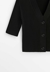Schwarzer gerippter Cardigan mit tiefem V-Ausschnitt, kurzen Ärmeln und fünf schwarzen Knöpfen auf der Vorderseite. Sichtbares Strukturstoffdetail.