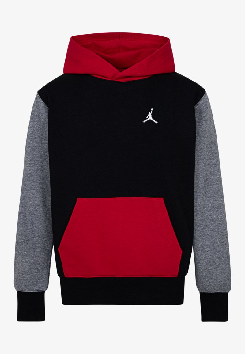 Sudadera negra con capucha roja, mangas grises y un bolsillo frontal rojo. Presenta un logo Jumpman blanco en el pecho. Textura de tela suave.